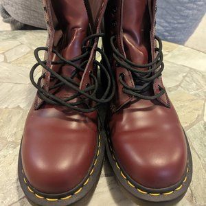 DOC MARTEN 1460 SMOOTH LEATHER LACE UP BOOTS